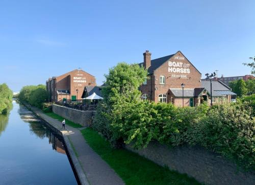 Oldham Hotel | Discover the Boat & Horses Inn: Family-Friendly Retreat