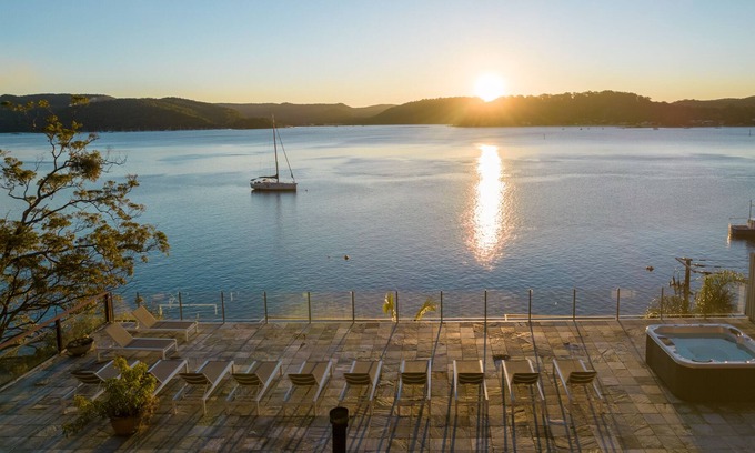 Little Wobby House | Boat House on Hawkesbury - heated pool, spa and stunning views