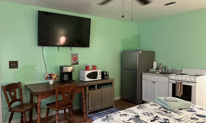 Willoughby Spit Apartment | Inviting Boat House Studio - Waterfront with Pet-Friendly Perks