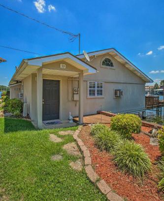 Lakeland House | Charming Lake Hamilton Cottage with Boat Launch & Spa