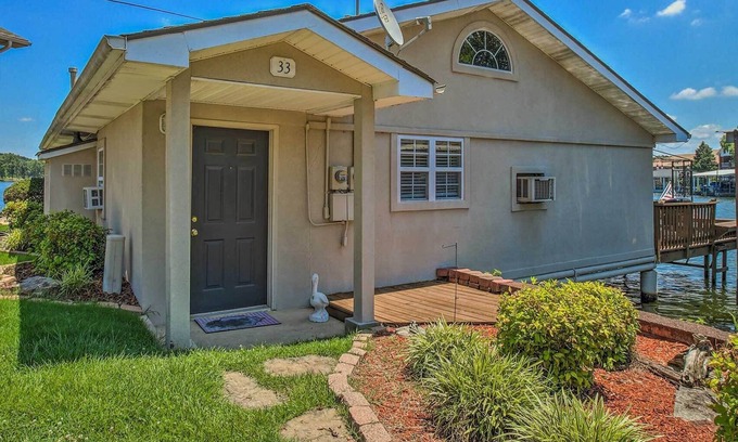 Lakeland Cottage | Charming Cottage Retreat with Boat Launch on Lake Hamilton