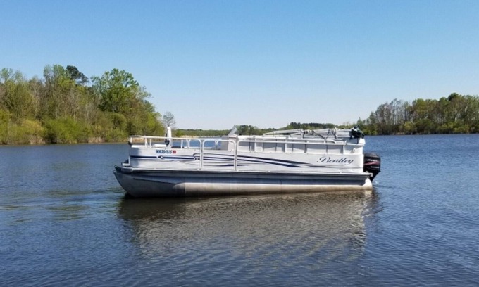 Summerton Boat Rental | Pet-Friendly Bentley Pontoon with New Garmin Electronics