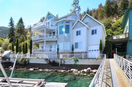 Manson House | Discover Boater's Paradise: Family-Friendly Getaway Awaits