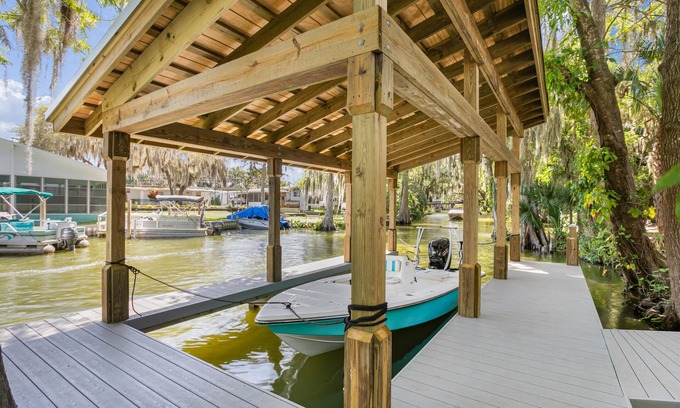 Tavares House | Boaters Paradise! In Central Florida on the Dora Canal & Harris chain of lakes!☀️