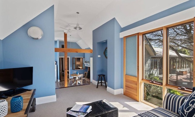Rhyll Apartment | Oceanfront Boathouse with Breakfast & Ocean Views