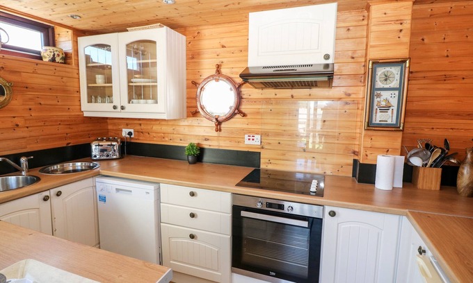 Deganwy Cottage | Experience Oceanfront Bliss at Boathouse Hotel