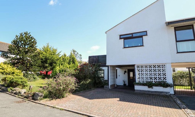 Deganwy House | Pet-Friendly Boathouse: 4-Star Stay with High Ratings