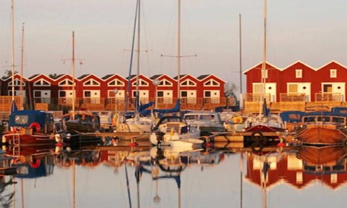 Mellerud O House | Cozy Boathouse in Mellerud Marina with Ocean View Amenities