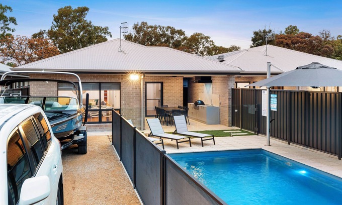Renmark Boat Rental | Discover Boats And Bedzzz & Renmark River Villas Today!