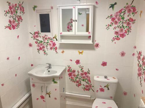 Loughborough House | Relaxing Retreat at Bob's House with Gym and Kid-Friendly Perks