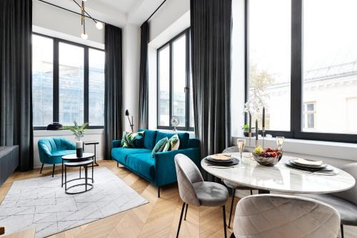 Old Town Apartment | Discover Bob W Duo Lofts: Family-Friendly with Hot Tub