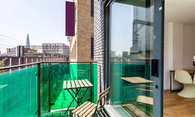 Cordwainer Apartment | Elegant Bob W Tower Hill Residences with Spa & Breakfast