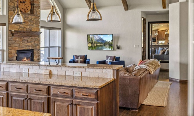 Colorado Springs House | Bobcat Lodge: Sleeps 25+ with Movie Room & Hot Tub