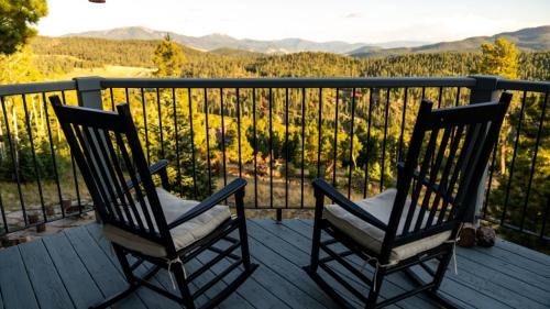 Red River House | Serene Bobcat Peak Mountain Home with Hot Tub and Views