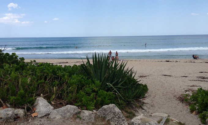 Briny Breezes House | Bob's Beach House: Steps to the Ocean with Spa & Hot Tub