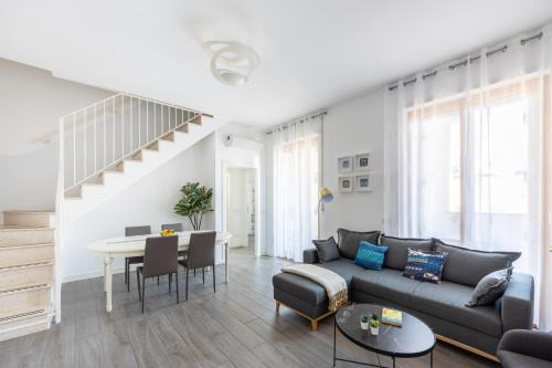 Porta Lodovica Apartment | Ideal Stay Near Duomo with Scenic Terrace and Family-Friendly