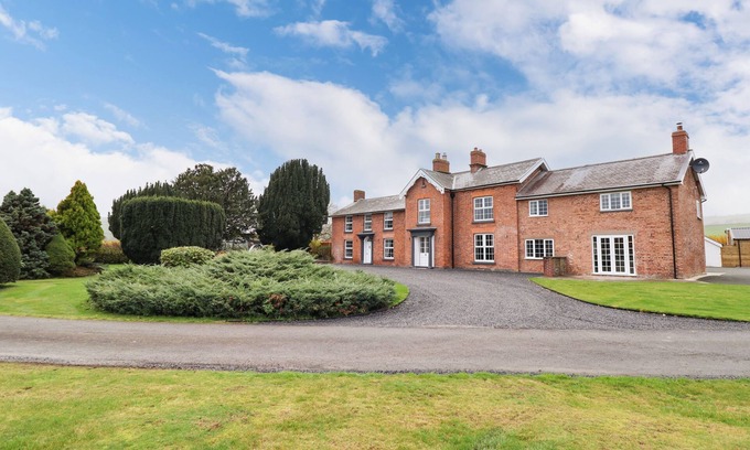 Trefeglwys Cottage | Pet-Friendly BODAIOCH HALL: Spa and Hot Tub Retreat