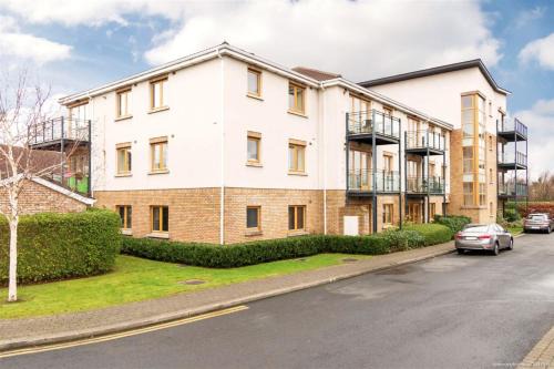 Schollarstown Apartment | Discover Boden Heath: Pet-Friendly Stay with Breakfast Included