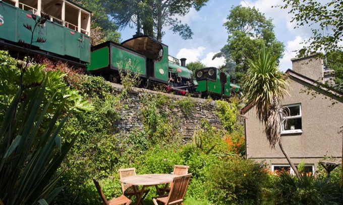 Penrhyndeudraeth House | Pet-Friendly Retreat at Bodorwel Cottage - Rated 8.5/10