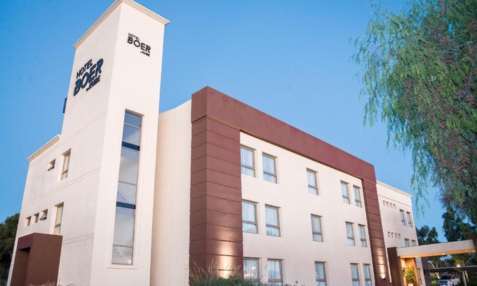 Dean Funes Hotel | Pet-Friendly Boer Hotel by Kube: A Family Retreat