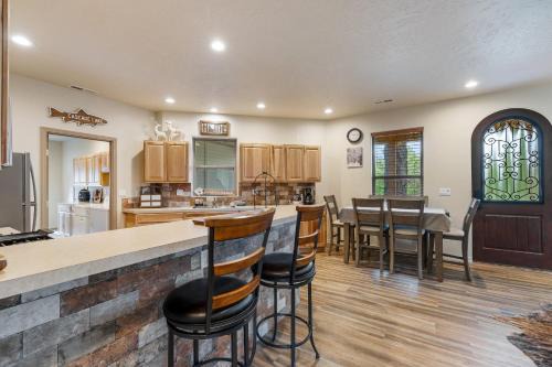 Cascade House | Bogie Bungalow - Walk to lake, bar & restaurant - Near golf course - AC - Fireplace - Pet Ok