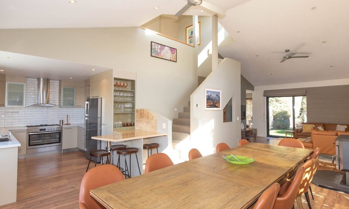 Jindabyne House | Relax at Bogong Lakeview – Scenic Lakeside Retreat