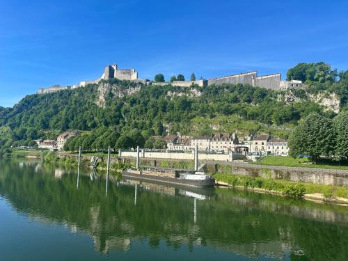 Besancon Old Town Apartment | Pet-Friendly Bohème Chic with Outstanding Guest Rating 8.9