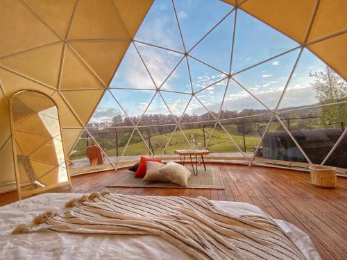 La Union de Sucre House | Unique Bohemia Glamping: Pet-Friendly Retreat with Hot Tub