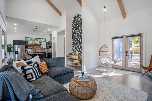 Greater East End House | Discover Bohemian Cathedral: Pet-Friendly Retreat in Downtown