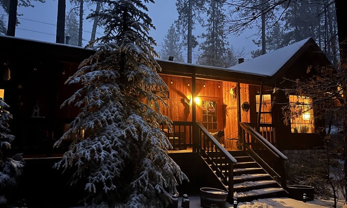 Idyllwild Cabin | Cozy Rustic Cabin Retreat in the Pines, Pet-Friendly