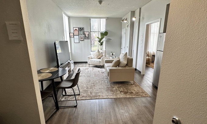 Downtown Des Moines Apartment | Boho Box: Skyline Views with Pool & Spa Amenities