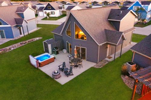 Arnolds Park House | Enchanting BOHO Bungalow with Hot Tub by the Pond