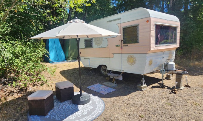 Monroe House | Boho Caravan Escape: Vintage Oasis Camper with Breakfast