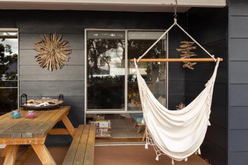 White Beach House | Inviting Boho Cottage: Family-Friendly Retreat with Kitchen