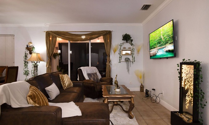 Westminister House | Trendy Boho Gator Lux in Ft. Myers - Guest Rated 9.4