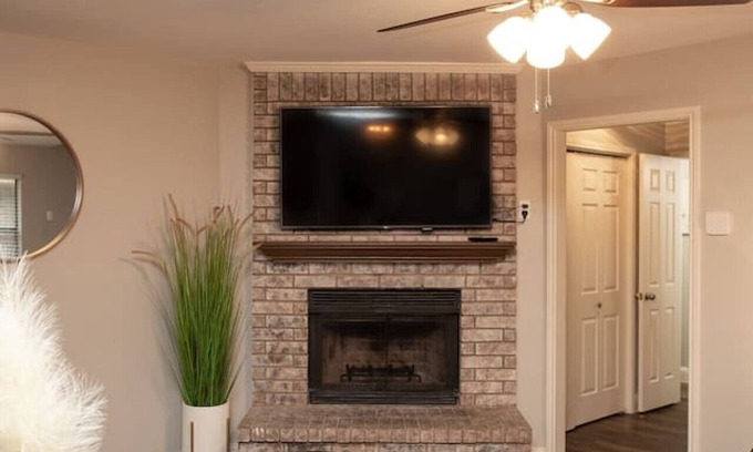 Euless House | Ideal Boho House Near DFW Airport - Family Friendly Stay