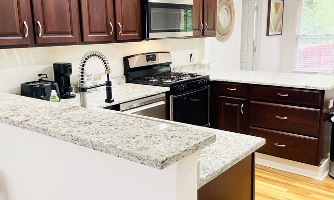 Sylvan Hills House | Experience Boho In The City: 10 Mins to Airport & Stadium