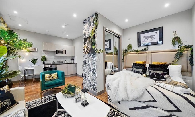 Maidstone Apartment | Eco-Friendly Boho Jungle 1-Bed Apt with Hot Tub Access