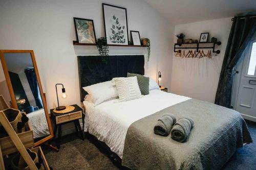 Shoscombe Apartment | Chic Boho Loft in Somerset with Private Parking & Pet Friendly
