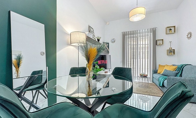 Gzira Apartment | Boho Luxe Terrace - Brand New Apartment with WiFi and AC in San Ġiljan