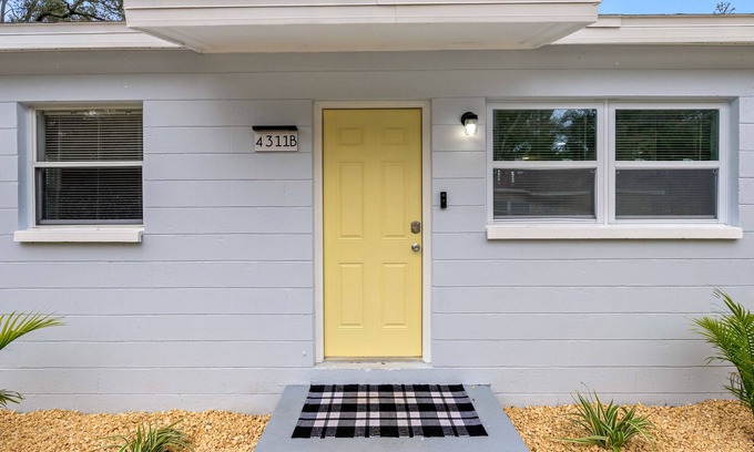 Tampa Villa | Boho Minimalist Villa: Pet-Friendly Retreat with Spa & Breakfast