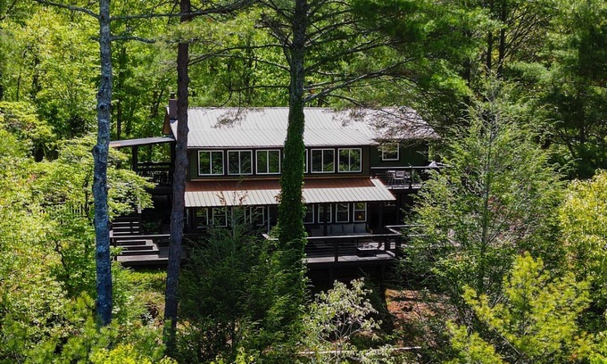 Dahlonega House | Discover the Boho Mountain Escape: Pet-Friendly Retreat