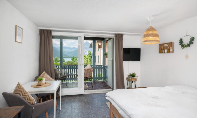 Darligen Apartment | Enchanting Boho Oase with Pool and Lake Views