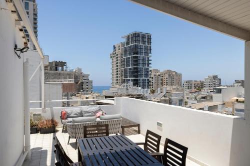 Kerem HaTeimanim Apartment | Oceanfront Boho Vibe Penthouse - 4 Star, Guest Rated 10/10