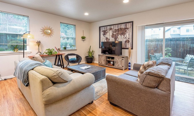 Corvallis House | Boho Vibes: Family-Friendly Home with Breakfast & Kitchen