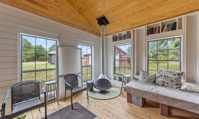 Telephone Cabin | Bois D'arc Bungalows: Pet-Friendly Retreat for 9 Guests