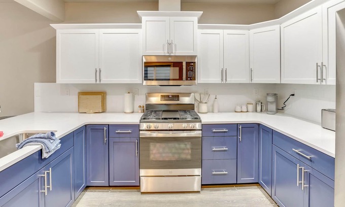 Sunset House | Boise Blue Retreat - Stay in Boise’s coveted North End! This 4BR/3BA retreat blends modern style with Boise Blue charm. Minutes from downtown, Hyde Park, Camel’s Back Park, 13th Street and the Greenbelt. Relax in the backyard oasis.
