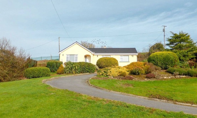 Thomastown Ski Chalet | Experience Bolams Holiday Home: 10/10 Rated Stay with Spa
