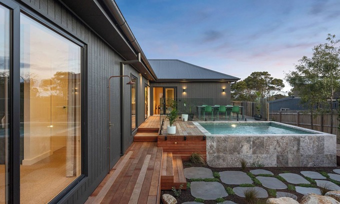 Shoreham House | "Bombora View" Shoreham Beach House - Heated Pool, Walk to Beaches and Wineries