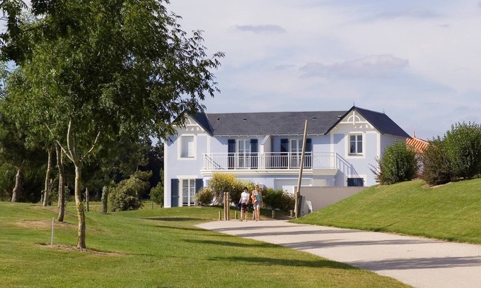 L'Aiguillon-sur-Vie House | Budget-Friendly Home with Private Terrace & Golf Access